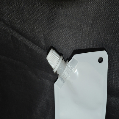 Les sachets en matière plastique 60mic liquides de blanchisserie pour des liquides savonnent le sac de poche d'emballage de bec de poche